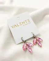 Aros colgantes plateados con strass color rosa en forma de hojas.