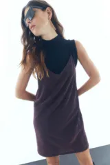 Vestido corto de lurex rosado con breteles finos y escote en V.