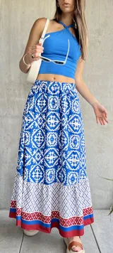 Falda larga de corte recto, con cintura elastizada y estampado de guardas geométricas en azul y blanco.