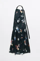 Vestido largo de lyocell color antracita con estampado de ondas. Diseño con corte en línea A, escote con caída y tirantes de algodón. Espalda descubierta y cortes diagonales con frunces.