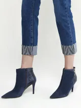 Pantalón de jean azul con botamanga y strass.