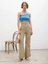Top celeste de un hombro con textura acanalada y etiqueta con logo en la espalda.