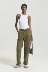 Pantalón recto verde de tiro medio bajo y calce relajado, con bolsillos carpinteros.