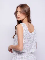 Top negro con estampado floral, escote cuadrado y breteles finos.