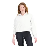 Buzo blanco de cuello alto con cierre de un cuarto, mangas largas y corte holgado.