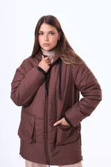 Campera acolchada de corte recto y largo medio, color marrón, con capucha ajustable mediante cordones, cierre frontal completo y dos bolsillos frontales amplios.