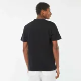 Camiseta negra de manga corta con cuello henley y tres botones.