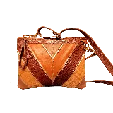 Cartera tipo sobre confeccionada en cuero marrón con diseño geométrico en tonos marrón y beige. Tiene una manija corta y una correa larga ajustable y removible. Su interior se encuentra forrado de tela gruesa.