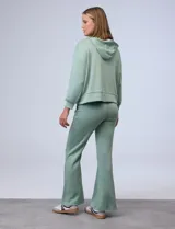 Buzo negro de modal con capucha y bolsillos delanteros.