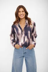 Camisa de manga larga con cuello camisero y estampado abstracto en tonos azul oscuro y rosado pálido.