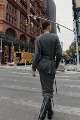 Falda midi de corte tubo confeccionada en tejido de punto con tacto suave y cintura elástica.