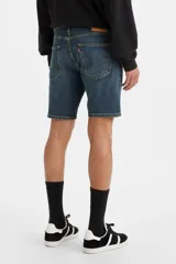 Bermuda de jean azul de calce slim, tiro medio y largo a la rodilla.