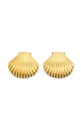 Par de aros dorados con forma de concha marina.