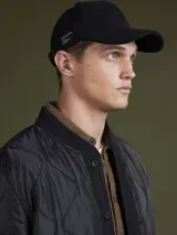 Campera acolchada verde militar con cuello mao, cierre frontal con botones a presión y bolsillos laterales.