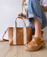 Sandalias de cuero color camel con tiras cruzadas y plataforma con suela track.