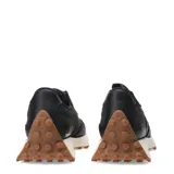 Championes urbanos New Balance modelo 327, color negro con entresuela blanca y suela de goma color caramelo. Presentan un diseño retro con el logo N característico en el lateral y una estructura de cuero sintético.