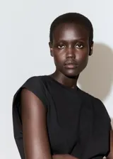 Camiseta negra de algodón con cuello redondo, mangas cortas y detalle de encaje en el borde inferior.