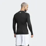 Remera térmica de manga larga Umbro, confeccionada en tejido elástico de ajuste al cuerpo, con cuello redondo y logo de la marca estampado en el pecho.