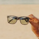 Lentes de sol Sunski modelo Kiva, con montura rectangular de carey y lentes polarizados verdes. Bloquean el 100% de los rayos UVA/UVB/UV400.