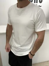 Remera básica off white de manga corta y cuello redondo, confeccionada en 100% algodón.