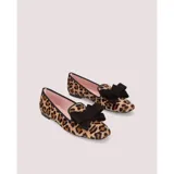 Ballerinas con estampado de leopardo en pelo natural, moño negro de ante, plantilla de piel con memory foam y suela de goma antideslizante.