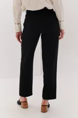 Pantalón negro de vestir, de corte recto, con bolsillos laterales y cintura alta.