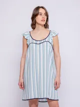 Vestido corto de viscosa con estampado a rayas verticales en tonos celeste, azul y blanco. Sin mangas, con volados en los hombros y escote cuadrado con ribete azul marino.