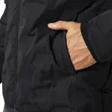 Campera negra con cierre frontal, cuello alto y logo de Caterpillar bordado en amarillo en el pecho.