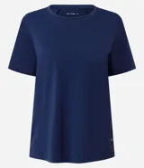 Remera deportiva de poliamida color blanco, de manga corta, cuello redondo y corte clásico.