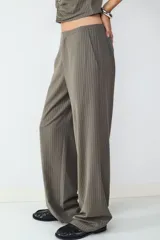 Pantalón de corte recto y tiro medio, confeccionado en tejido crepé con diseño de raya diplomática. Presenta una caída fluida, bolsillos laterales y cierre frontal.