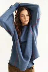 Buzo de algodón marrón con efecto acid wash, cuello redondo, mangas largas y forro interno de polar. Cuenta con costuras decorativas y bordado azul en el pecho.