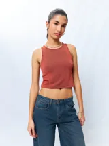 Top sin mangas, ajustado al cuerpo, color marrón rojizo con textura acanalada.