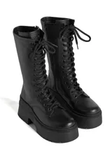 Borcegos negros de cuero con plataforma y cordones.