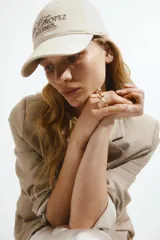 Gorra de sarga color beige con bordado marrón de la frase "St-Tropez Cote D'Azur".