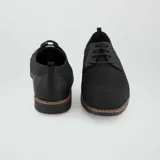 Zapatos de vestir negros con cordones y suela marrón.