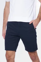 Bermuda gris con bolsillos laterales y traseros.