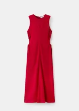 Vestido midi color rojo, sin mangas, con cuello redondo y aberturas laterales en la cintura con tiras ajustables.