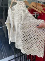 Top tejido a mano con hilado de algodón y lurex, color negro.