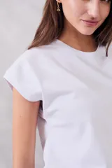 Remera de algodón peinado color gris oscuro con efecto lavado, corte oversize y mangas cortas tipo capa.