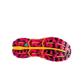 Championes de trail running Brooks Cascadia 17 para dama, color fucsia con detalles en negro y amarillo.