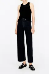 Pantalón vaquero de corte culotte y tiro alto, con diseño de cinco bolsillos, cierre frontal con cremallera y botón metálico.