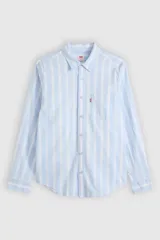 Camisa de manga larga Levi's con diseño de rayas verticales en tonos celeste y blanco. Cuenta con cuello camisero, cierre frontal de botones, un bolsillo aplicado en el pecho con etiqueta roja distintiva de la marca y dobladillo redondeado.