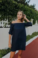 Vestido corto de lino en color verde oliva, con escote estilo bardot (hombros descubiertos) y mangas cortas abullonadas con elástico.