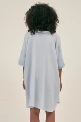 Túnica corta celeste de lino con cuello camisero y mangas cortas.