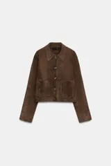 Chaqueta de punto color marrón con cuello solapa, manga larga y cierre frontal con botones. Presenta dos bolsillos de plastrón en el delantero y un diseño de corte recto.