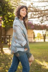 Pashmina grande de gasa de seda color azul petróleo con lana merino beige y seda pura.