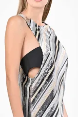 Vestido corto con lentejuelas a rayas en tonos plateado, negro y dorado.