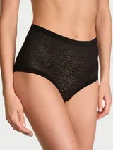 Bombacha tipo brief de talle alto en color negro, con encaje de leopardo integral elástico y ribetes de microfibra en la cintura y las piernas para un acabado invisible bajo la ropa.