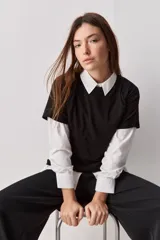 Remera de manga corta color negro, con cuello redondo y calce relajado, confeccionada en tejido suave con elastano.