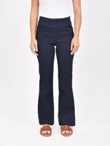 Pantalón jean de corte recto, color azul oscuro, con cintura alta y bolsillos traseros.